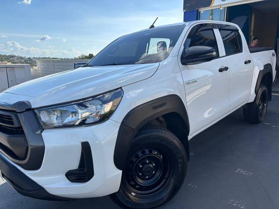 TOYOTA HILUX 2.8 D-4D TURBO DIESEL CD POWER PACK 4X4 MANUAL